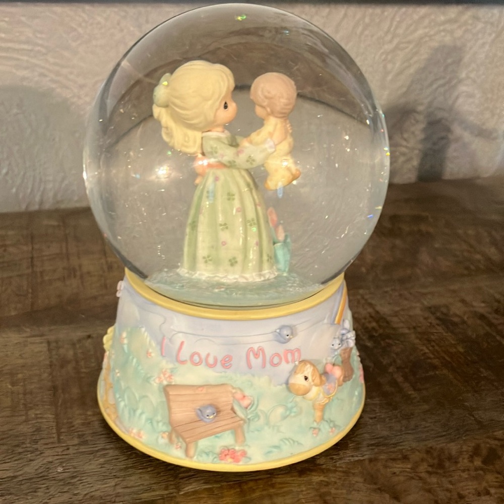 Precious Moments “Happiness is being a mom”Musical Snow Globe